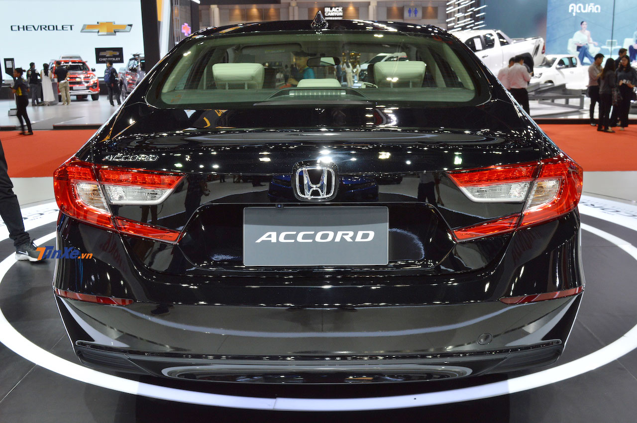 Đằng sau xe xuất hiện cụm đèn hậu hình càng cua