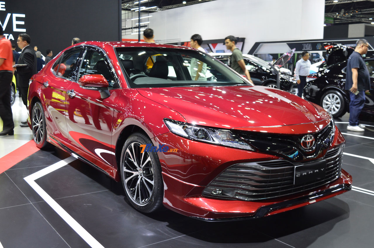 Toyota Camry 2019 đã ra mắt Thái Lan từ tháng 10 năm ngoái nhưng vẫn được trưng bày trong triển lãm xe Bangkok 2019