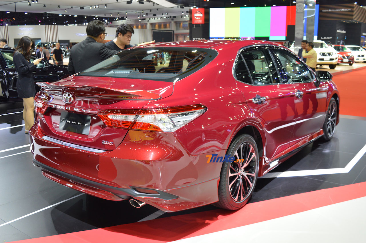 Tương tự Honda Accord 2019, Toyota Camry mới tại Thái Lan cũng có cả phiên bản máy xăng và hybrid