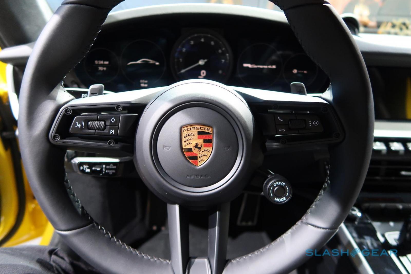 Chế độ lái mới mang tên Wet Mode được tích hợp trên vô lăng của Porsche 911 2020