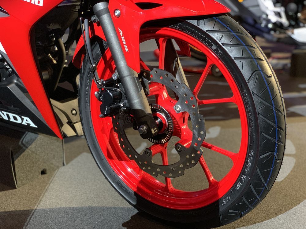 Phuộc ống lồng trước cùng phanh đĩa tích hợp ABS