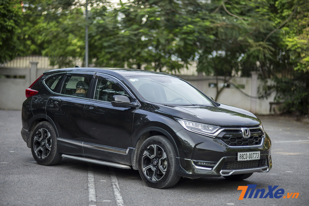 Honda CR-V được phân phối tại thị trường Việt Nam với giá bán lần lượt là 983 triệu, 1.023 tỷ và 1.093 tỷ đồng cho 3 phiên bản tương ứng là E, G và L