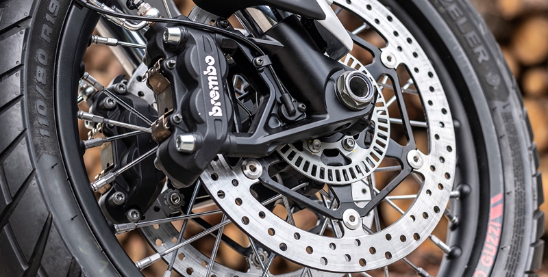 Xe được trang bị phanh đĩa Brembo cùng hệ thống ABS Xe được trang bị phanh đĩa Brembo cùng hệ thống ABS