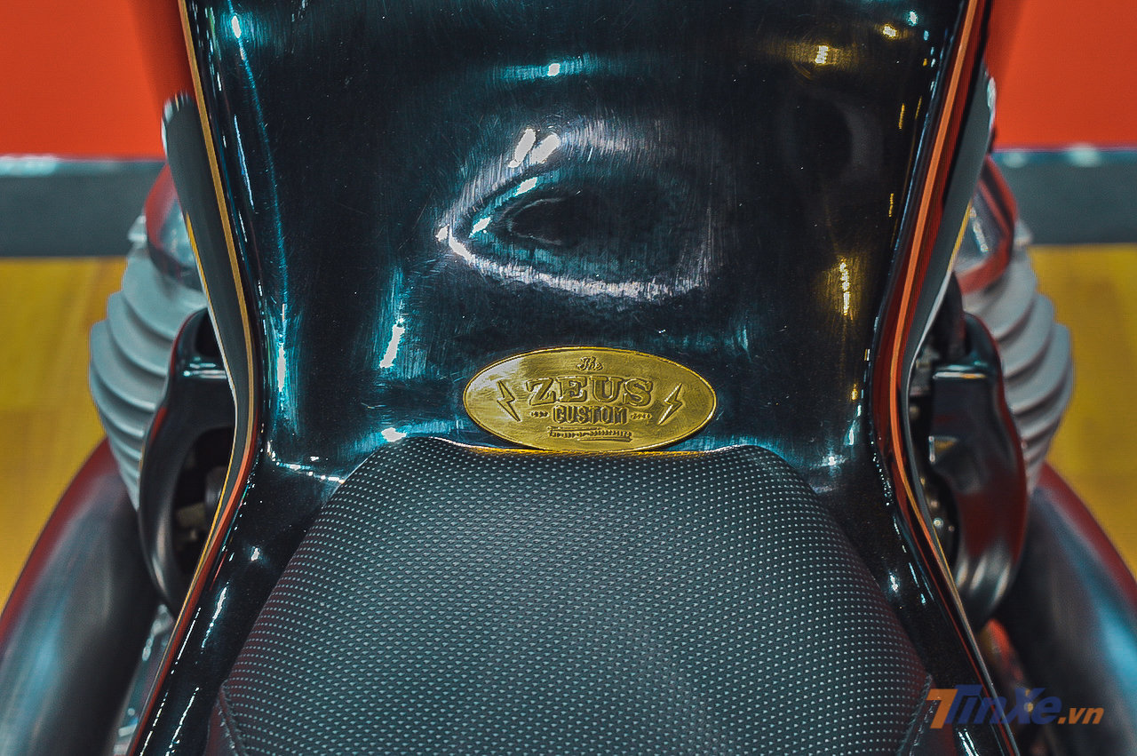 Biểu tượng của Zeus Custom được đặt ở cuối bình xăng lớn Biểu tượng của Zeus Custom được đặt ở cuối bình xăng lớn