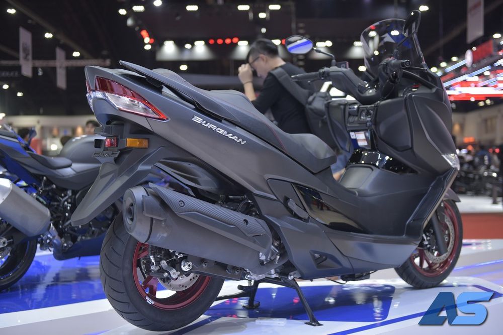 Suzuki Burgman 400 có ngoại hình đồ sộ của một chiếc maxi-scooter Suzuki Burgman 400 có ngoại hình đồ sộ của một chiếc maxi-scooter