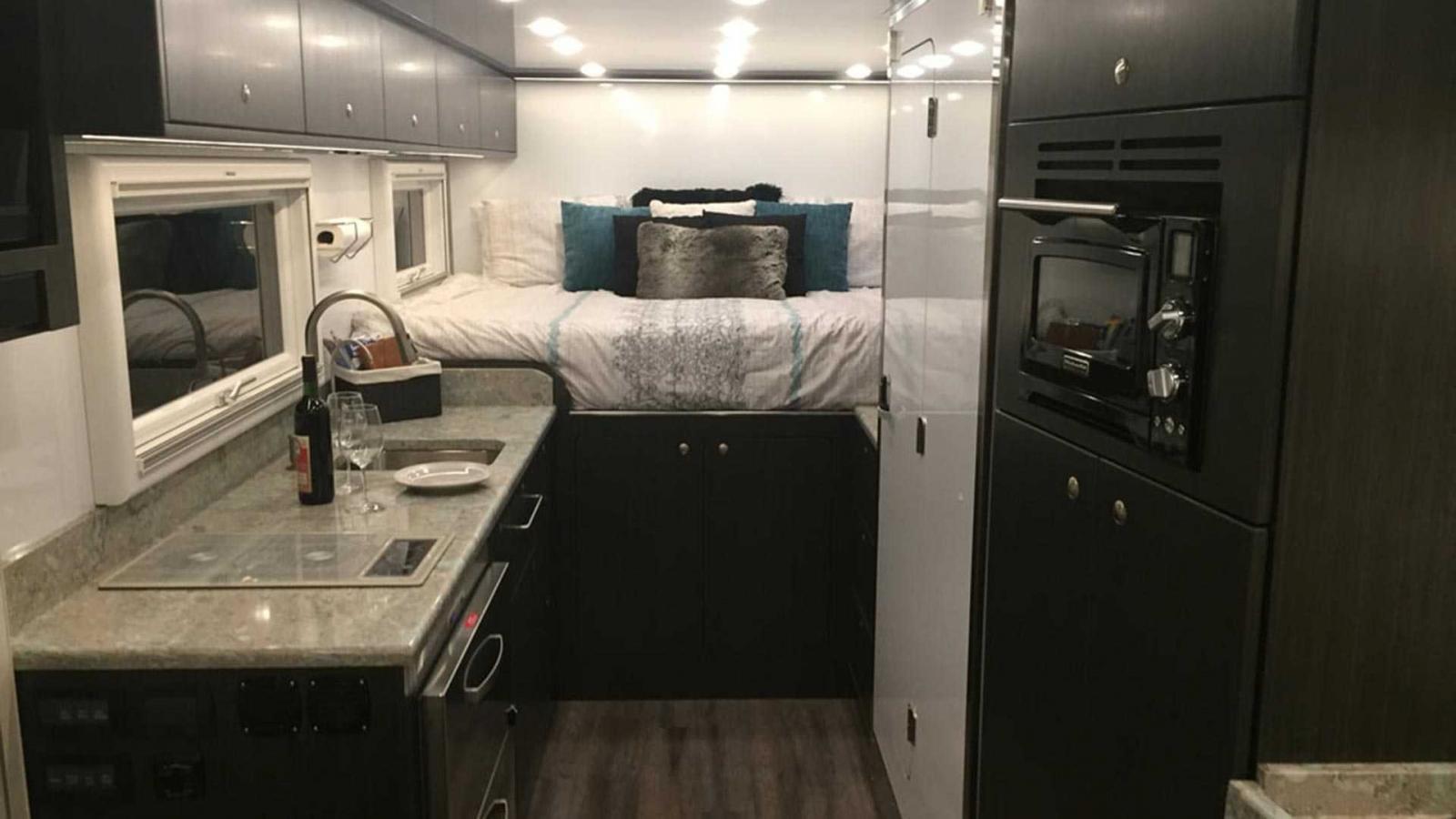 Khoang sinh hoạt phía sau có đủ trang bị như ở nhà