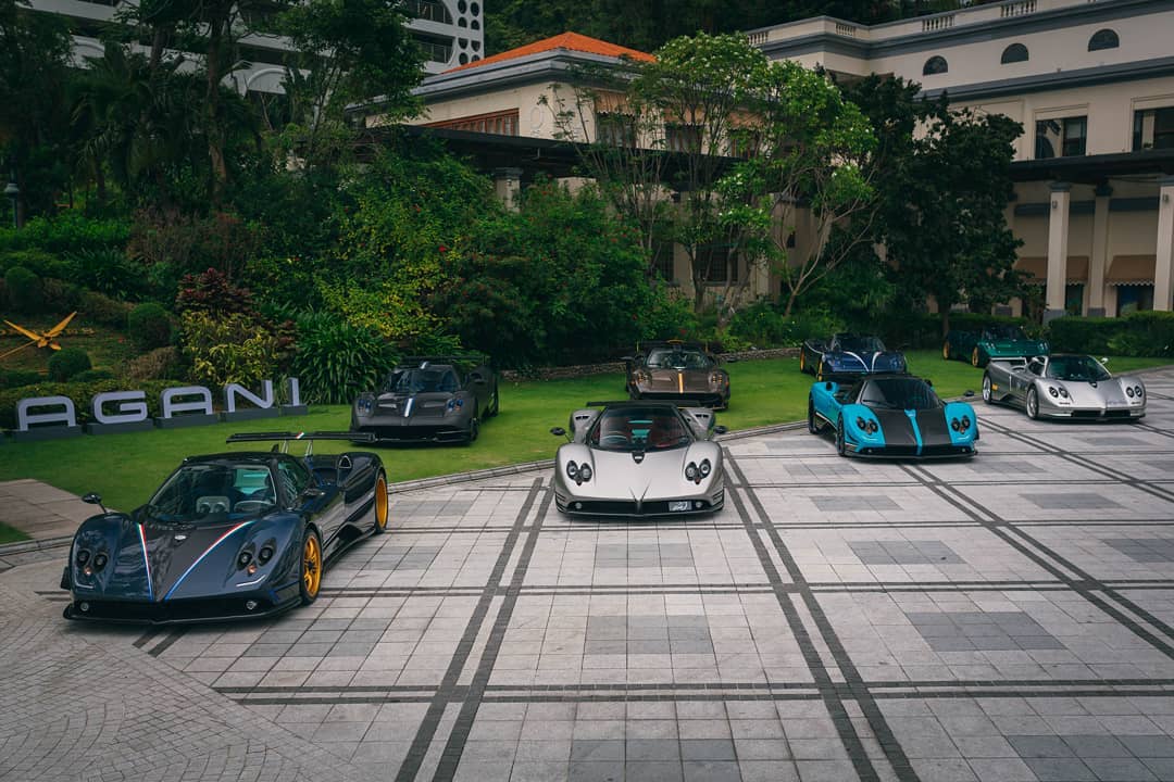 Đội hình 4 chiếc Pagani Zonda xếp hàng trước và 4 chiếc Pagani Huayra xếp phía sau Đội hình 4 chiếc Pagani Zonda xếp hàng trước và 4 chiếc Pagani Huayra xếp phía sau
