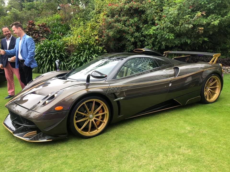 2 chiếc Pagani Huayra còn lại bao gồm thêm 1 chiếc Pagani Huayra Dinastia màu vàng 2 chiếc Pagani Huayra còn lại bao gồm thêm 1 chiếc Pagani Huayra Dinastia màu vàng