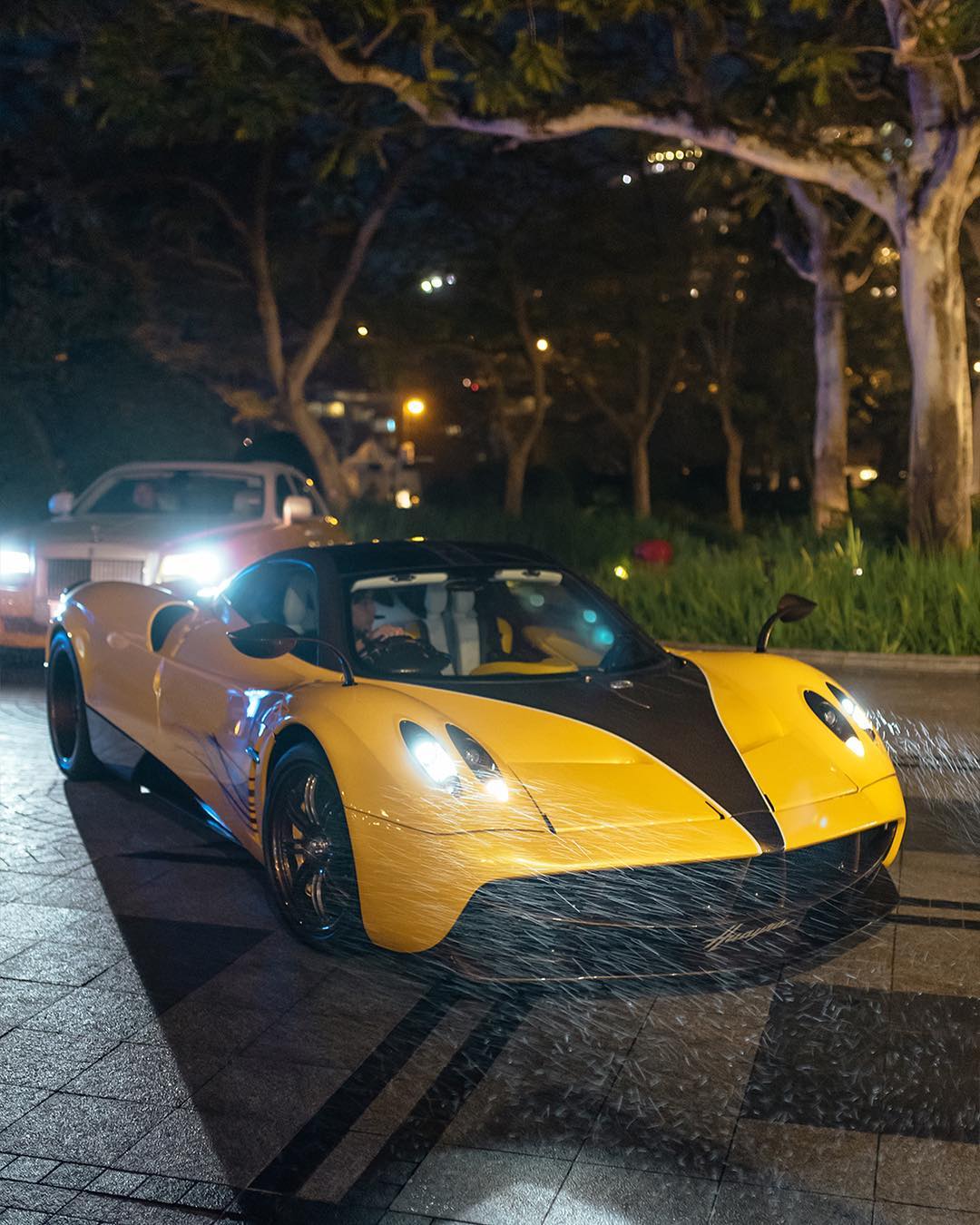 1 số đại gia Hồng Kông đến dự tiệc khá trễ trên Pagani Zonda R hay chiếc Pagani Huayra màu vàng rất nổi bật này 1 số đại gia Hồng Kông đến dự tiệc khá trễ trên Pagani Zonda R hay chiếc Pagani Huayra màu vàng rất nổi bật này