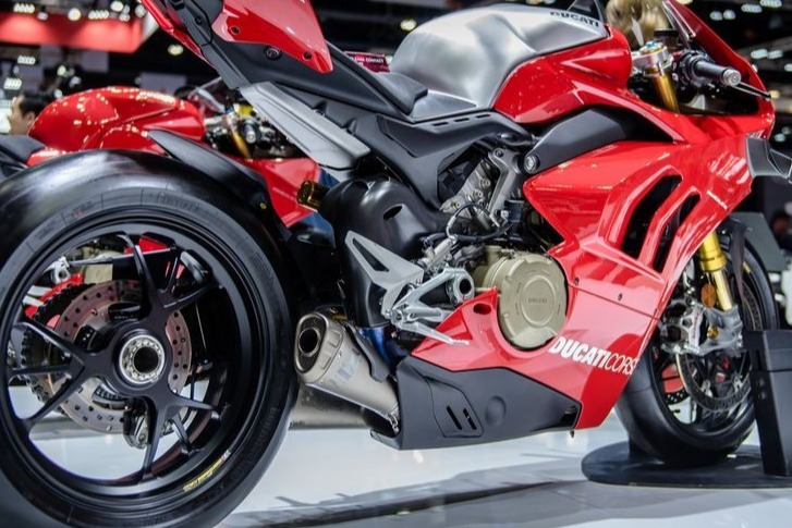 Hệ thống ống xả Akrapovic giúp giảm trọng lượng và tăng công suất máy