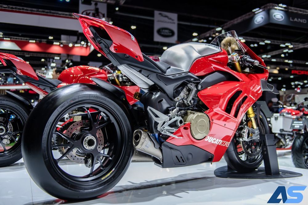 Bình xăng bằng nhôm được sơn màu bạc khá nổi bật