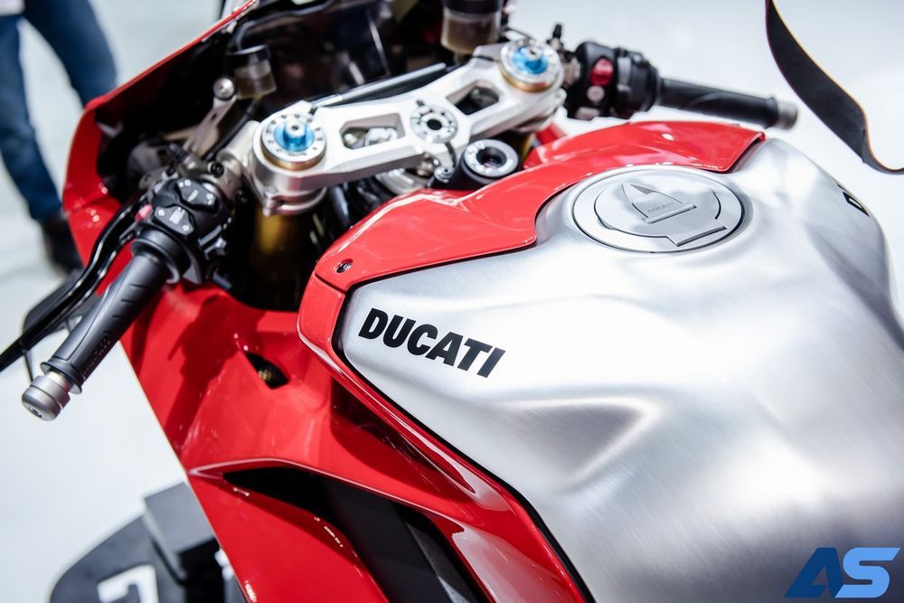 Bình xăng bằng nhôm nổ bật trên xe