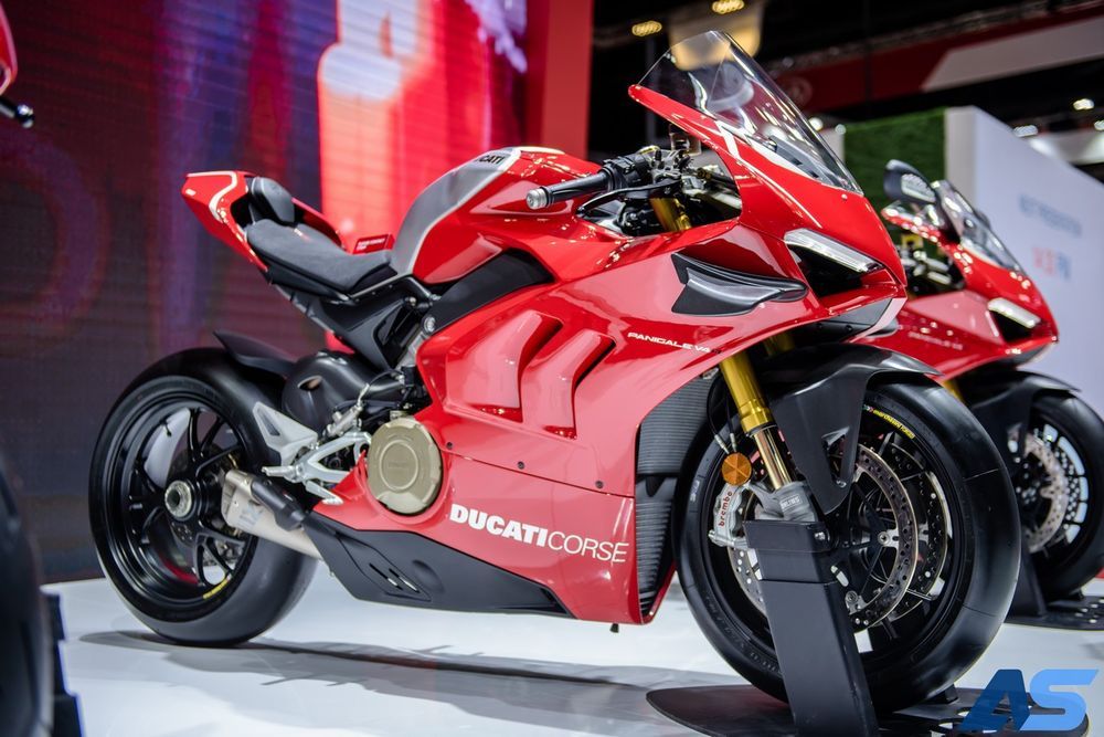 Ducati Panigale V4R được trang bị hệ thống xả độ Akrapovic, giúp giảm trọng lượng xe đồng thời tăng công suất động cơ