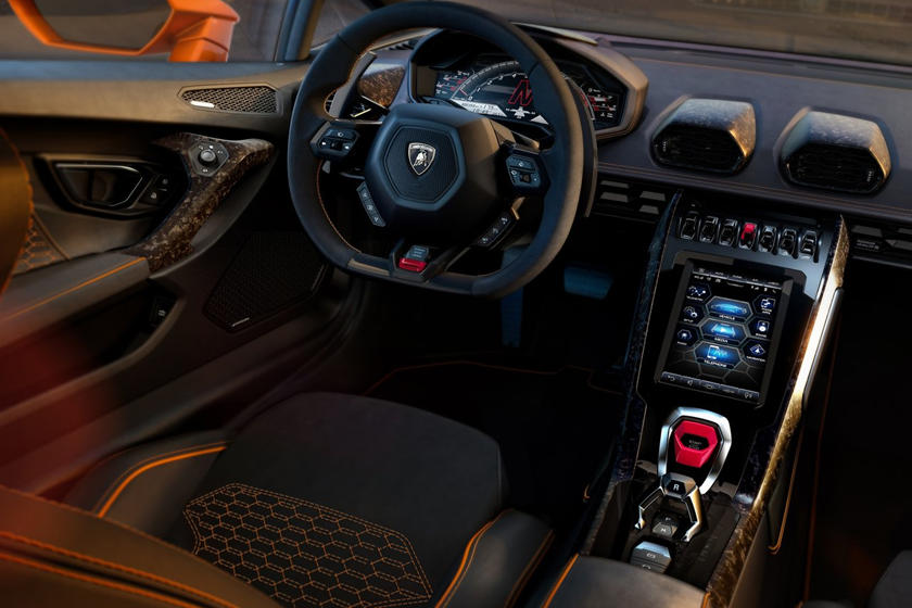 Đưa ra tùy chọn hộp số sàn dành cho siêu xe Lamborghini là không hề đơn giản