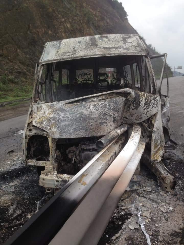 Chiếc ô tô khách bị dải phân cách đâm xuyên qua đầu