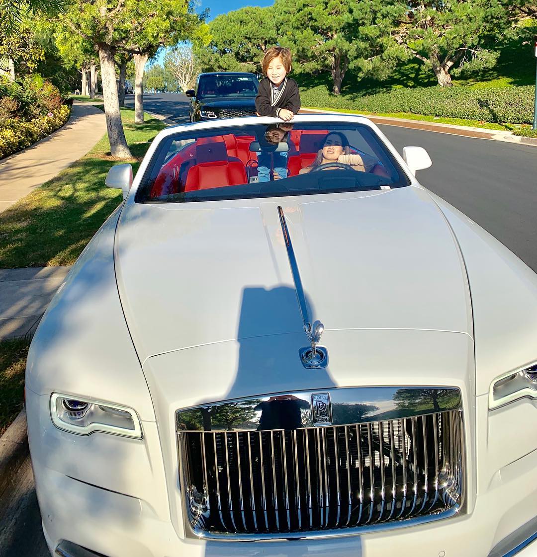 Trong garage bạn của Hồ Ngọc Hà còn có chiếc Rolls-Royce Dawn mui trần màu trắng