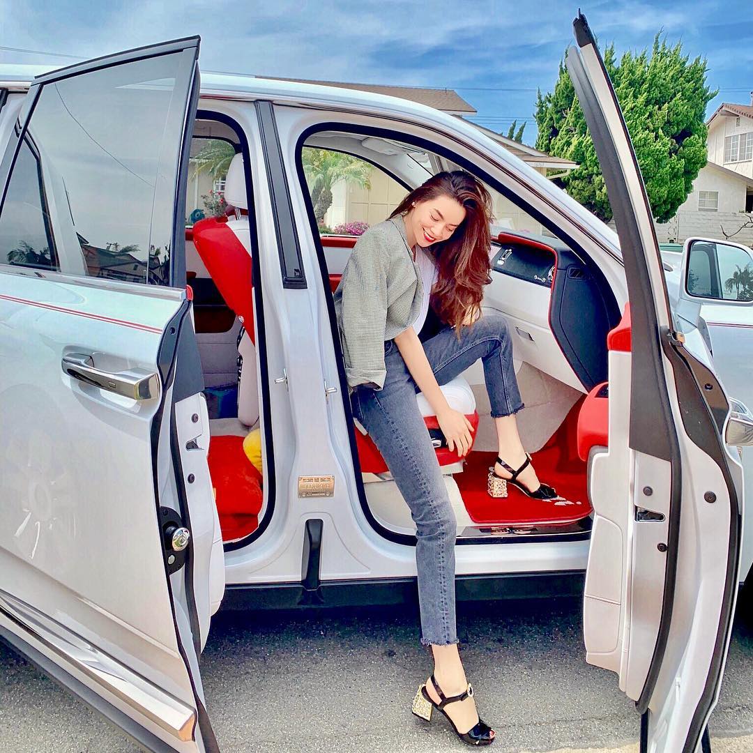 Vợ cũ của Cường Đô la cá tính bên SUV siêu sang Rolls-Royce Cullinan của người bạn