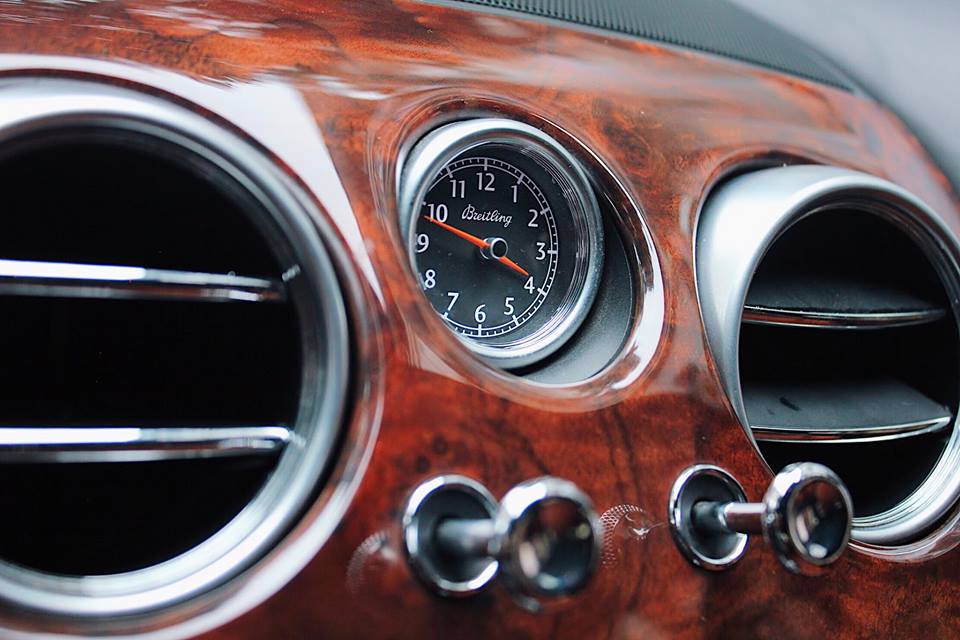 Điểm nhấn trên chiếc Bentley Continental Flying Spur đang được rao bán chính là đồng hồ danh tiếng của Breitling Điểm nhấn trên chiếc Bentley Continental Flying Spur đang được rao bán chính là đồng hồ danh tiếng của Breitling