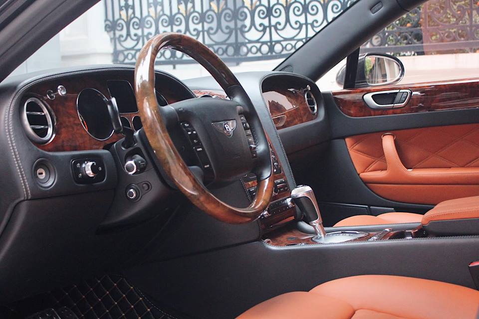 Vô-lăng bọc da kết hợp ốp gỗ Vô-lăng bọc da kết hợp ốp gỗ