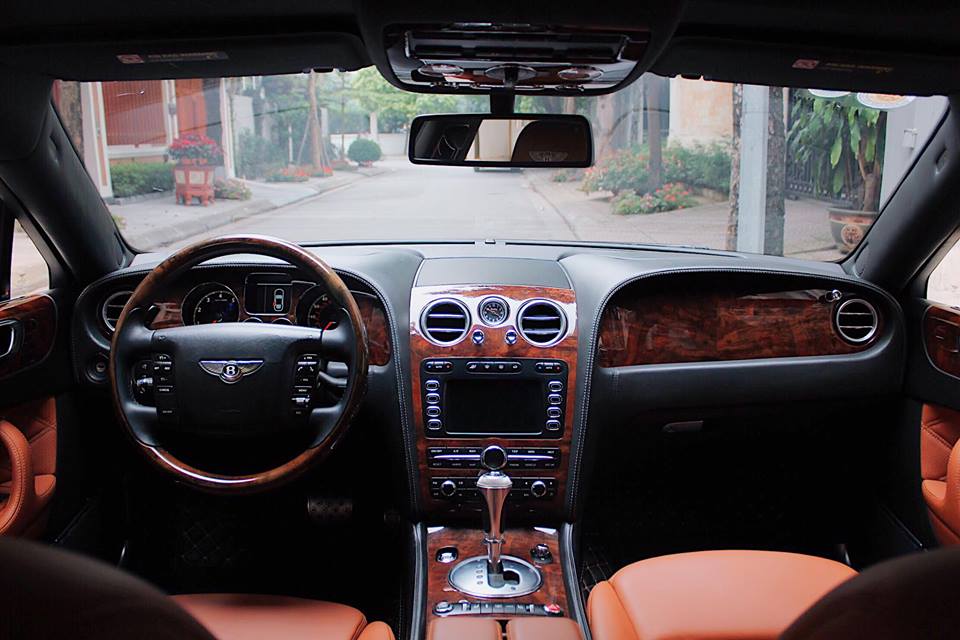 Khoang lái của chiếc Bentley Continental Flying Spur đang được rao bán kết hợp giữa da cao cấp và gỗ quý hiếm Khoang lái của chiếc Bentley Continental Flying Spur đang được rao bán kết hợp giữa da cao cấp và gỗ quý hiếm