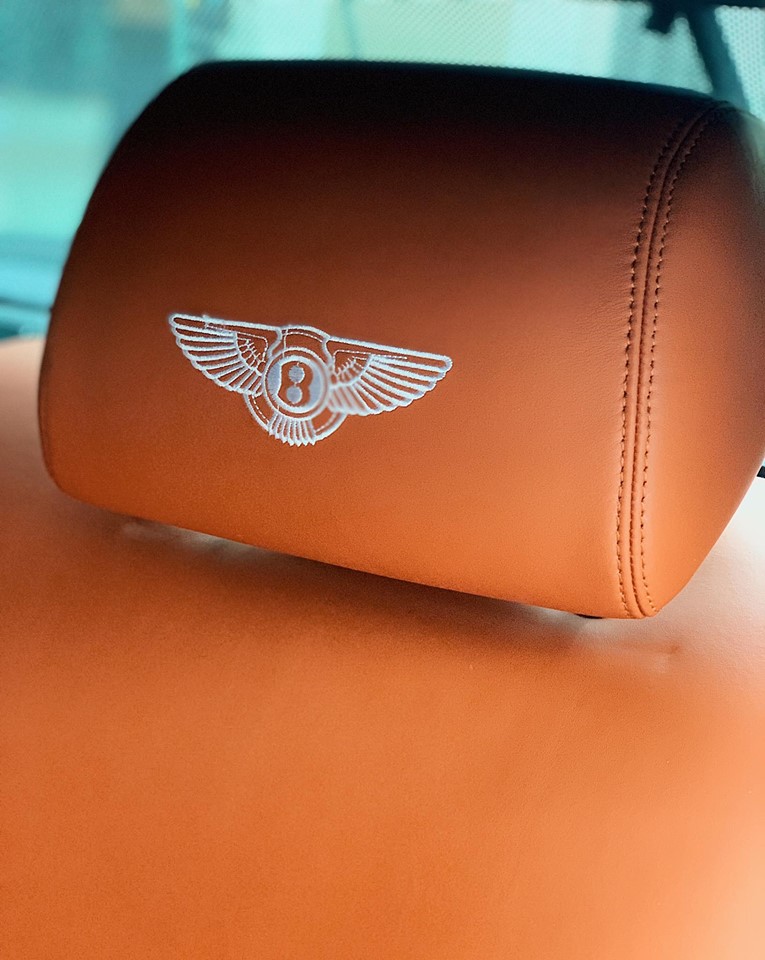 Đôi cánh chữ B thêu trên tựa đầu ghế ngồi hoàn thành màu trắng Đôi cánh chữ B thêu trên tựa đầu ghế ngồi hoàn thành màu trắng