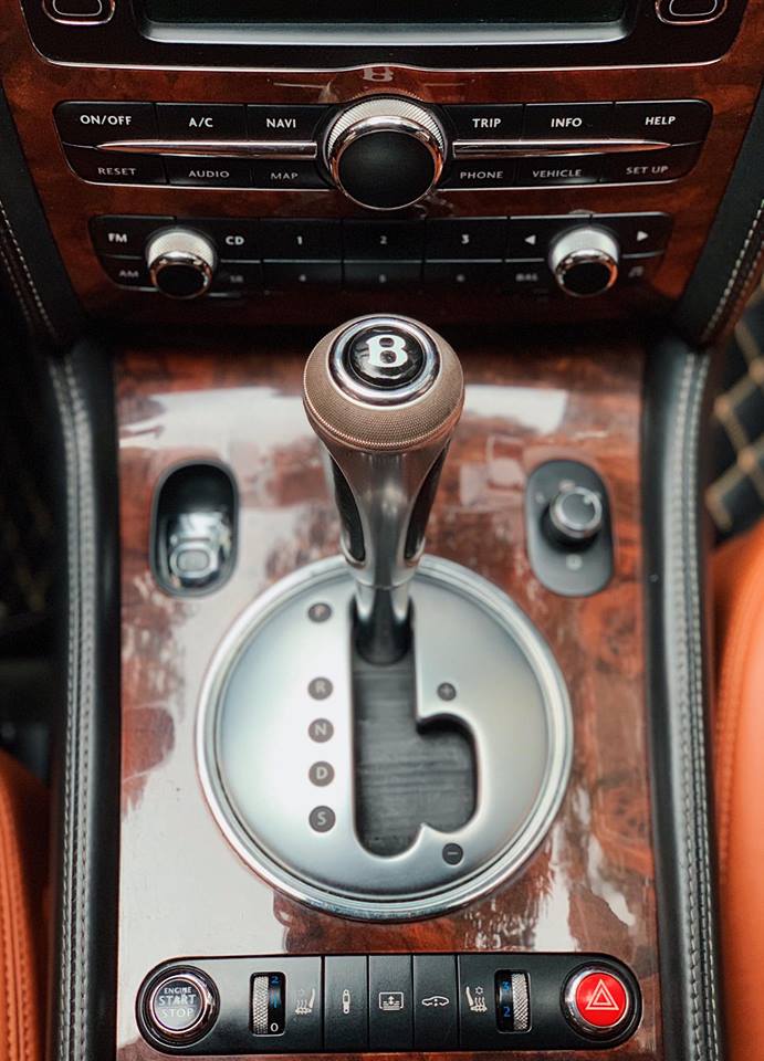 Cần số có khắc ký hiệu chữ B của Bentley Cần số có khắc ký hiệu chữ B của Bentley