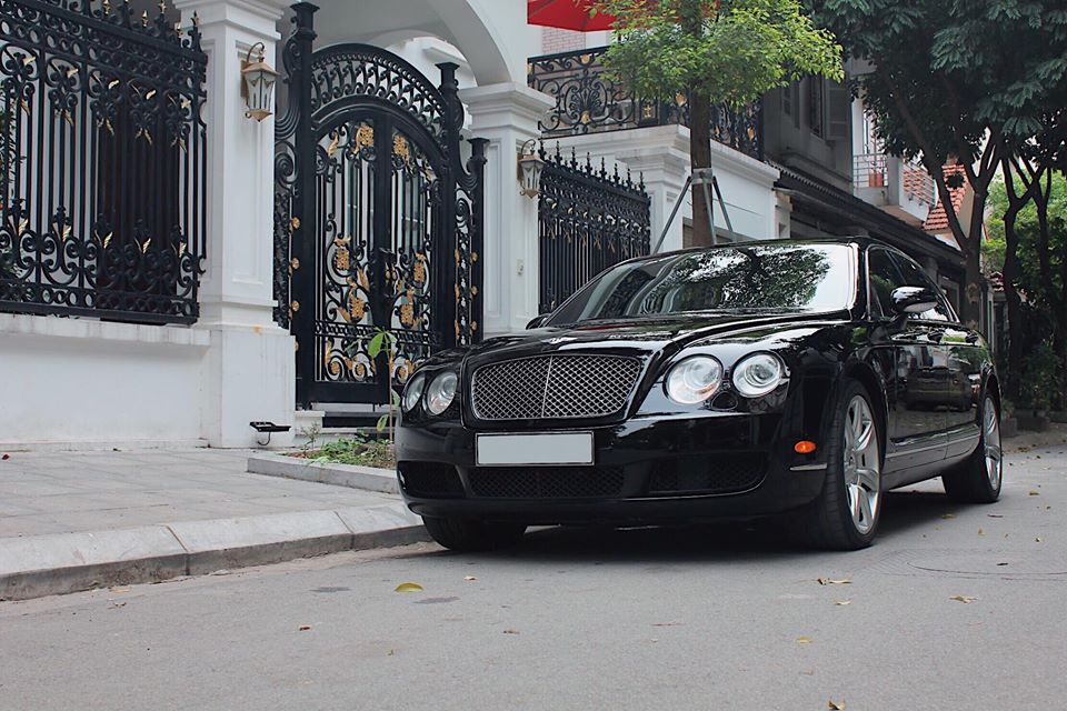 Chỉ hơn 2 tỷ đồng, đại gia Việt đã có thể làm chủ chiếc xe siêu sang Bentley lừng lẫy 1 thời tại Việt Nam Chỉ hơn 2 tỷ đồng, đại gia Việt đã có thể làm chủ chiếc xe siêu sang Bentley lừng lẫy 1 thời tại Việt Nam
