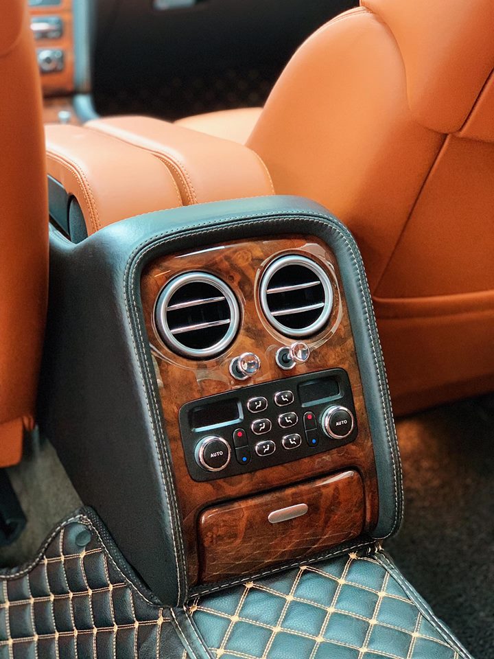 Hệ thống giải trí và điều hoà cho hàng ghế sau vẫn ốp gỗ Hệ thống giải trí và điều hoà cho hàng ghế sau vẫn ốp gỗ