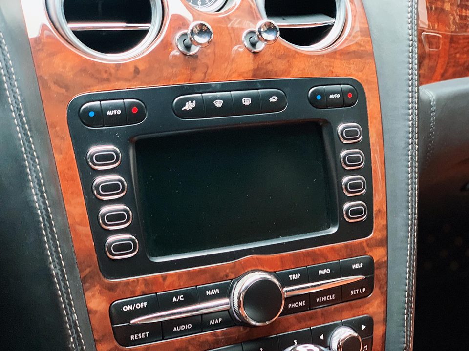 Kèm theo đó là bàng điều khiển trung tâm, bảng táp-lô ốp gỗ Kèm theo đó là bàng điều khiển trung tâm, bảng táp-lô ốp gỗ