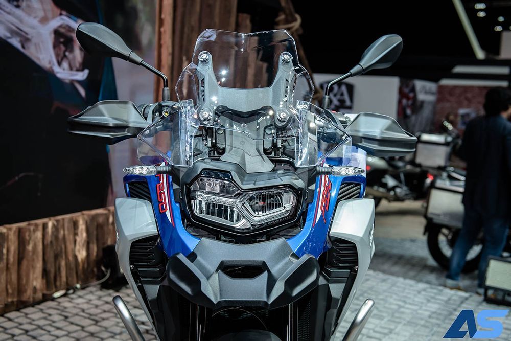 Dàn đầu xe với hệ thống chiếu sáng LED, kính chắn gió lớn và dè chắn bùn phụ kéo dài về phía trước