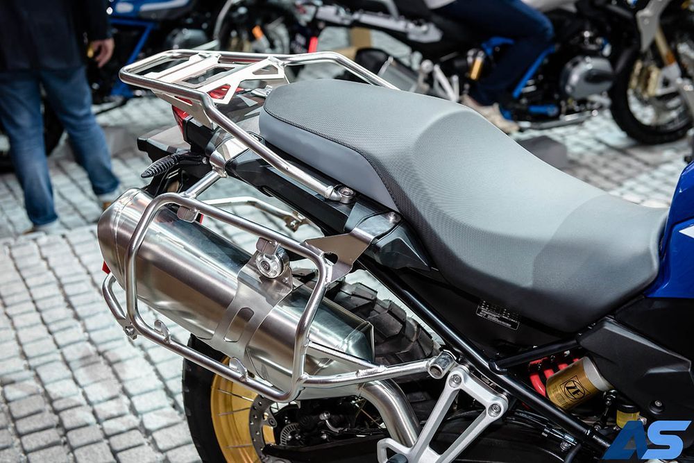 Thùng chứa đồ và khung chống đổ bảo vệ máy là trang bị tiêu chuẩn của xe