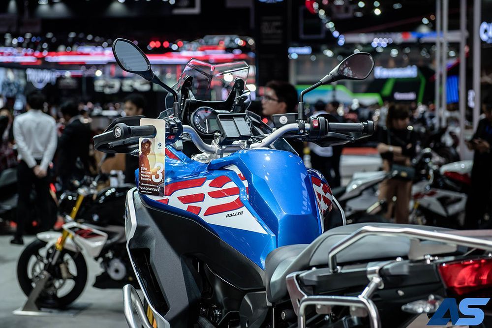 Bảng đồng hồ của xe không phải là màn hình TFT màu như bản châu Âu ra mắt tại EICMA 2018 mà là đồng hồ Analog kết hợp màn hình LCD đơn sắc