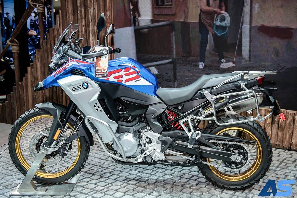 Xe trang bị hệ thống treo nâng cấp với hành trình dài hơn, đi kèm bộ vành nan tương thích với lốp không săm