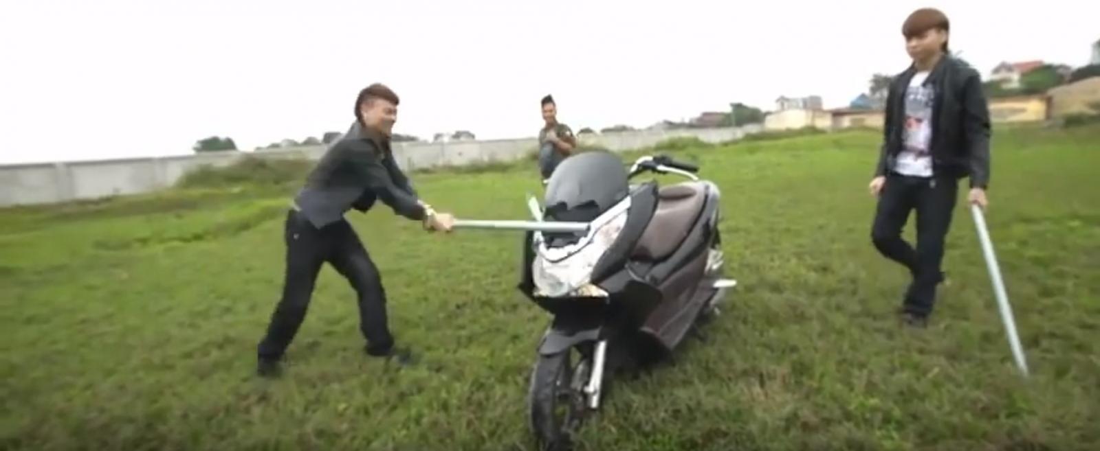 Hình ảnh Khá Bảnh cùng bạn bè đập phá chiếc xe tay ga (Ảnh cắt từ Clip)