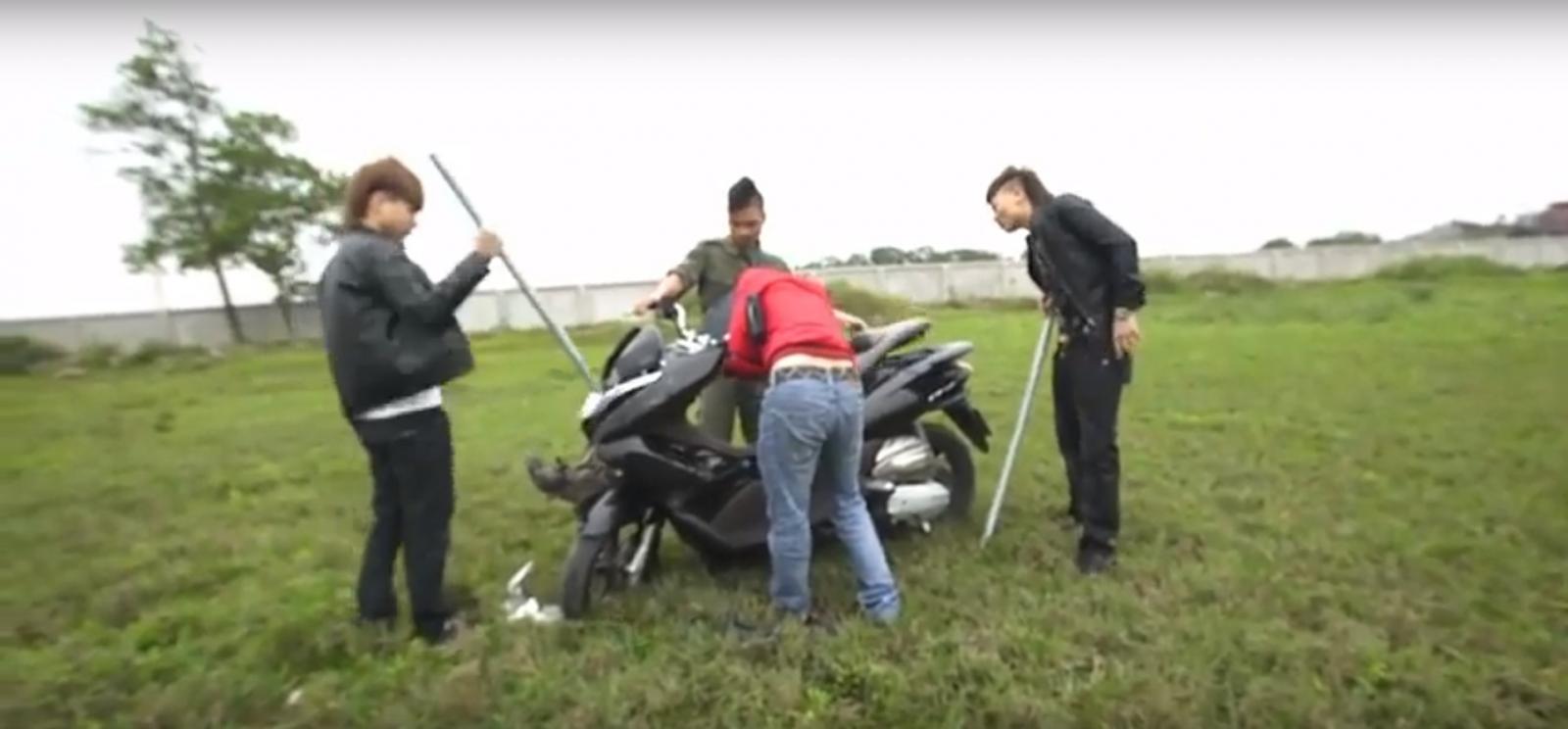 Hình ảnh Khá Bảnh cùng bạn bè đập phá chiếc xe tay ga (Ảnh cắt từ Clip)