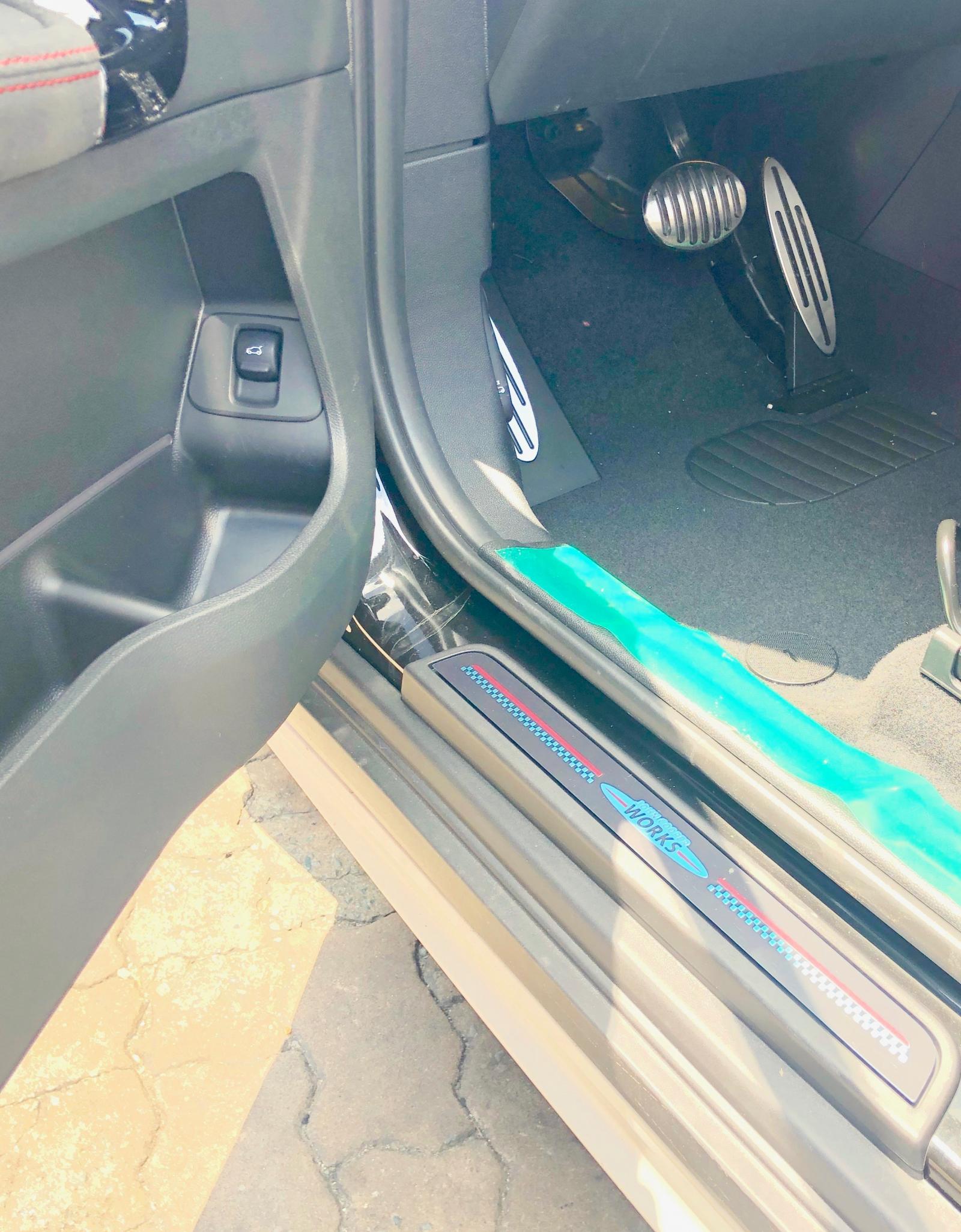 Logo độc quyền đặt ngay bệ cửa như một lời chào khi người dùng bước vào không gian nội thất bên trong Logo độc quyền đặt ngay bệ cửa như một lời chào khi người dùng bước vào không gian nội thất bên trong