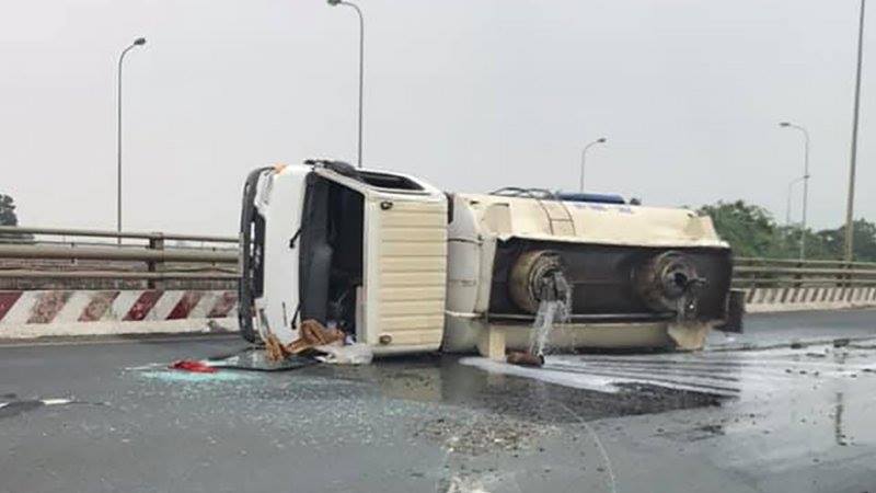 Hiện trường vụ tai nạn lật xe bồn chở xăng trên đại lộ Thăng Long (Ảnh: Facebook)