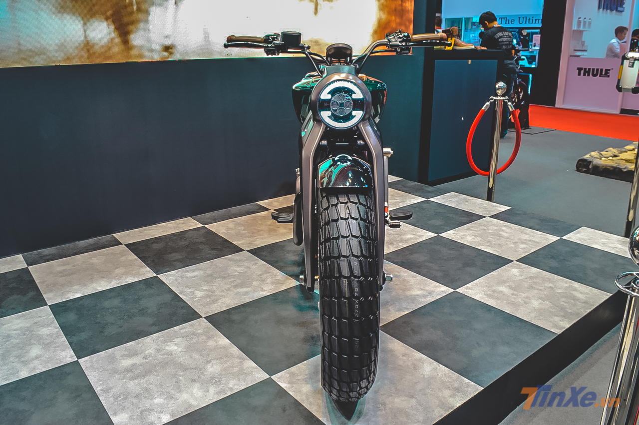 Royal Enfield Concept KX mang trên mình thiết kế cổ điển theo phong cách Bobber với hàng loạt những trang bị hiện đại nổi bật với dàn đèn LED cực kỳ ấn tượng. 