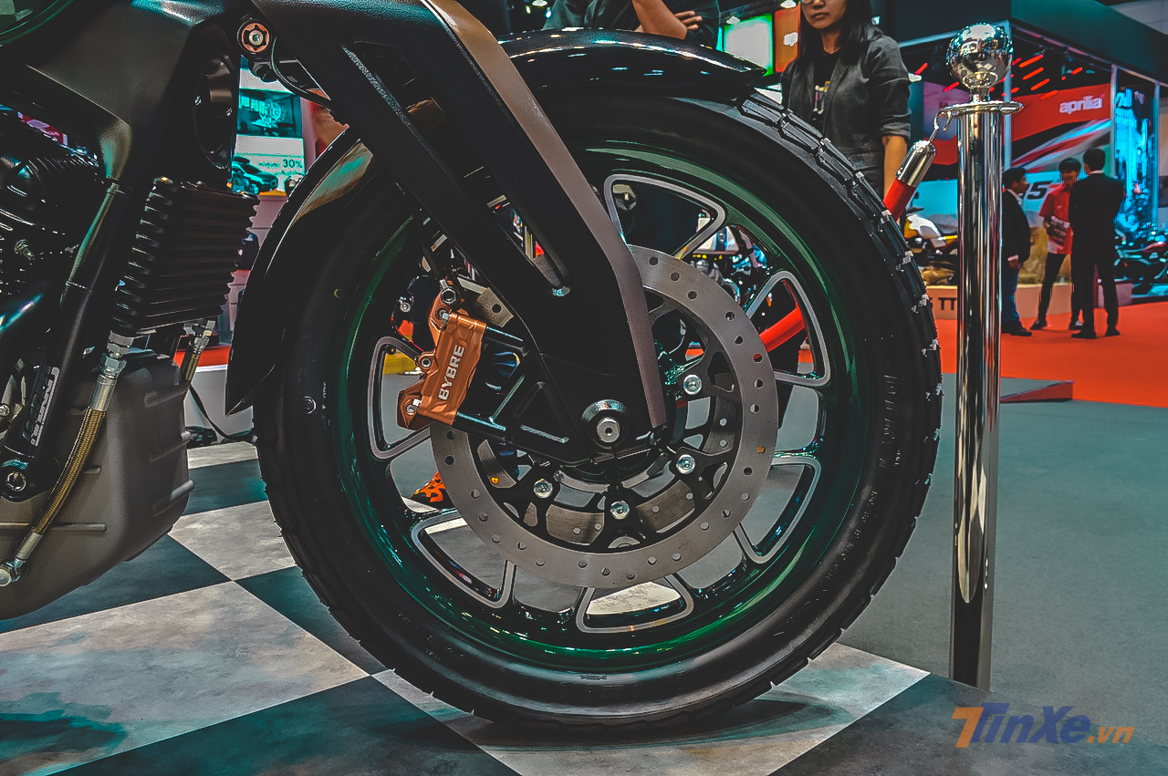 Bộ mâm đúc phía trước của chiếc xe được thiết kế cực độc đáo, cùng với nó là bộ phuộc trước cũng dị không kém phần.