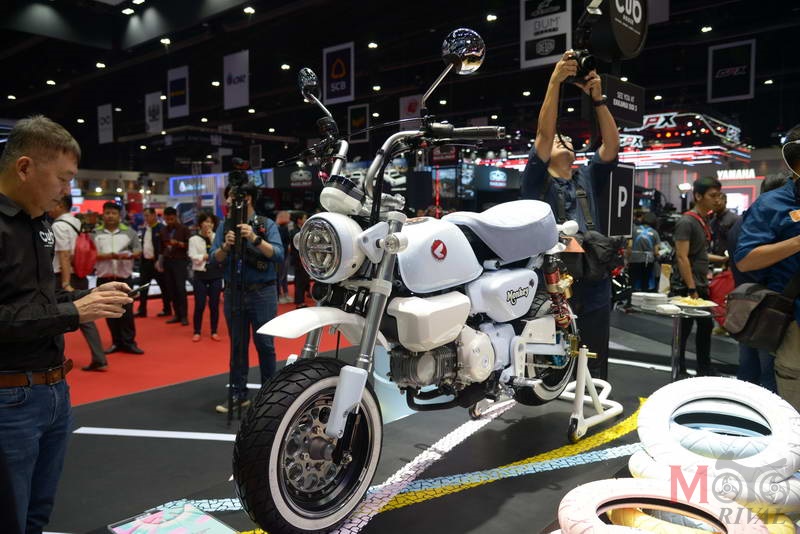 Nếu có cơ hội, hãy đến và chiêm ngưỡng trực tiếp chiếc Honda Monkey trị giá 300 triệu đồng này để thấy được sự đáng tiền trên bản độ đỉnh cao là điểm nhấn dành cho gian hàng Honda tại triển lãm xe Bangkok. Nếu có cơ hội, hãy đến và chiêm ngưỡng trực tiếp chiếc Honda Monkey trị giá 300 triệu đồng này để thấy được sự đáng tiền trên bản độ đỉnh cao là điểm nhấn dành cho gian hàng Honda tại triển lãm xe Bangkok.