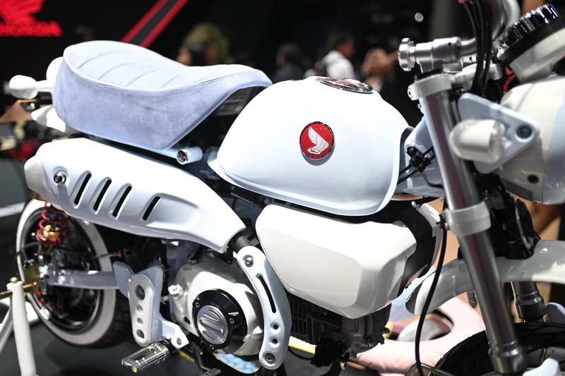 Ở yên xe, một chất liệu đặc biệt và sang chảnh để làm ra bộ da bọc yên khi sử dụng chất liệu vải Alcantara. Đây là một loại chất liệu nhân tạo khá giống với da lộn được phát triển từ năm 1970 với độ bền rất cao, hơn cả các sản phẩm da thuộc từ động vật. Đây là loại da được sử dụng trên nhiều siêu xe như McLaren 720S.