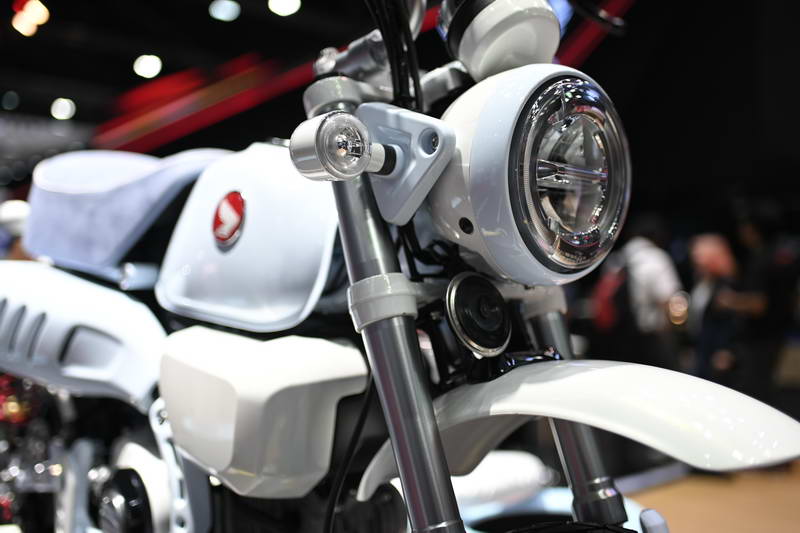 Phiên bản màu trắng sữa được Honda đưa tới triển lãm xe Bangkok là một trong những màu xe độc đáo nhất từ trước đến nay của dòng xe này. Thực chất, chiếc xe được mang tới đây trưng bày chính là một bản độ với toàn đồ hiệu, biến trị giá của chiếc xe này lên tới gần 300 triệu đồng. Phiên bản màu trắng sữa được Honda đưa tới triển lãm xe Bangkok là một trong những màu xe độc đáo nhất từ trước đến nay của dòng xe này. Thực chất, chiếc xe được mang tới đây trưng bày chính là một bản độ với toàn đồ hiệu, biến trị giá của chiếc xe này lên tới gần 300 triệu đồng.