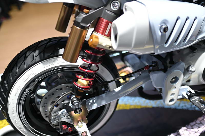 Có thể thấy, cặp mâm nguyên bản của xe đã được thay thế bằng mâm Gale Speed dạng hợp kim độc đáo, phuộc sau Showa bình đầu rời cùng toàn bộ dàn chân sau như gắp, để chân. Có thể thấy, cặp mâm nguyên bản của xe đã được thay thế bằng mâm Gale Speed dạng hợp kim độc đáo, phuộc sau Showa bình đầu rời cùng toàn bộ dàn chân sau như gắp, để chân.