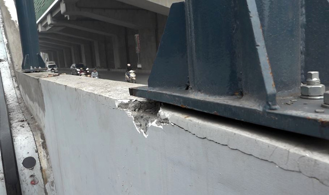 Theo nghi nhận của PV ngày 29/3, tại một số trụ, lan can bê tông cầu thang lên xuống các nhà ga dọc đường Nguyễn Trãi (Thanh Xuân) đến Quang Trung (Hà Đông) vẫn nham nhở các vết đục khoét, bê tông dưới trụ mái che rạn nứt Theo nghi nhận của PV ngày 29/3, tại một số trụ, lan can bê tông cầu thang lên xuống các nhà ga dọc đường Nguyễn Trãi (Thanh Xuân) đến Quang Trung (Hà Đông) vẫn nham nhở các vết đục khoét, bê tông dưới trụ mái che rạn nứt