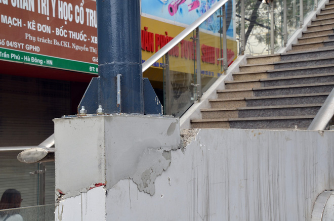 Một số điểm đã được trát vữa xong vẫn lồi lõm Một số điểm đã được trát vữa xong vẫn lồi lõm