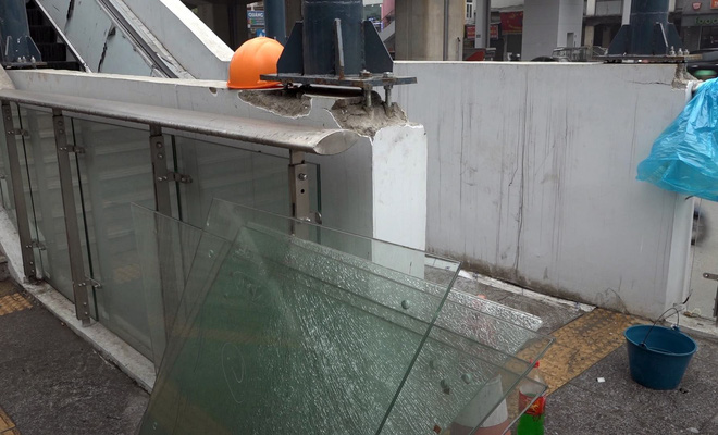 Một số tấm kính trong lúc thi công bị vỡ được công nhân dựng ở cầu thang Một số tấm kính trong lúc thi công bị vỡ được công nhân dựng ở cầu thang