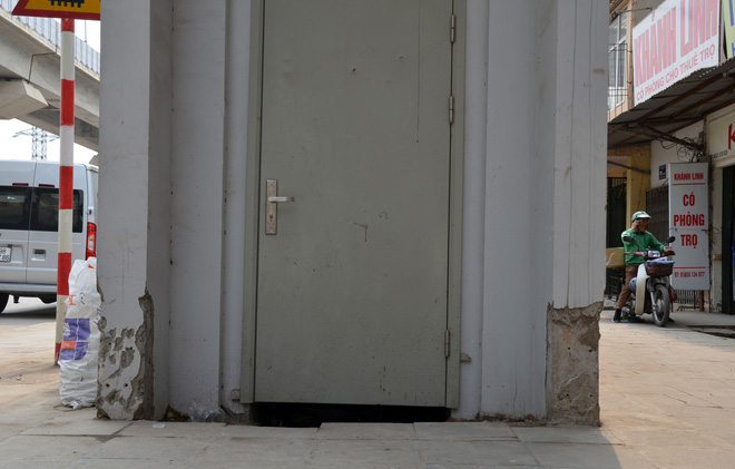 Vữa tường dưới chân cầu thang bong tróc thành mảng lớn Vữa tường dưới chân cầu thang bong tróc thành mảng lớn