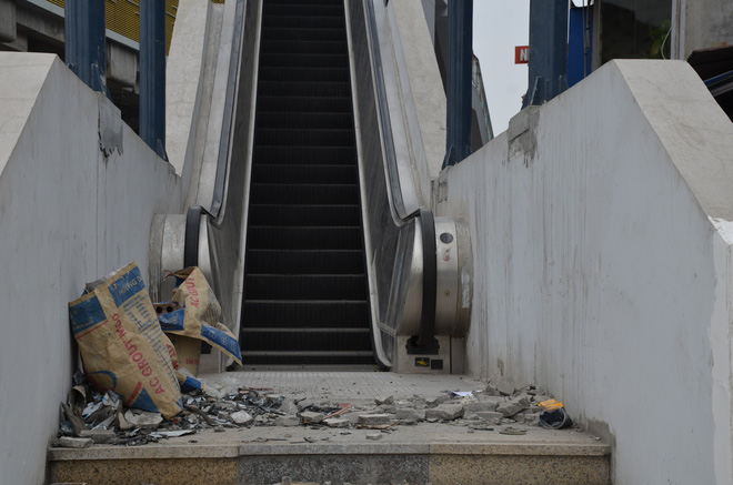 Theo ông Phương, các tấm kính hư hỏng do quá trình thi công, đi lại của người dân bị va đập Theo ông Phương, các tấm kính hư hỏng do quá trình thi công, đi lại của người dân bị va đập