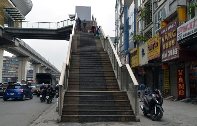 Vị lãnh đạo Ban quản lý dự án Đường sắt cho biết, đã giao tổng thầu tăng cường công tác bảo vệ an ninh và phải sửa chữa toàn bộ những vị trí hư hỏng Vị lãnh đạo Ban quản lý dự án Đường sắt cho biết, đã giao tổng thầu tăng cường công tác bảo vệ an ninh và phải sửa chữa toàn bộ những vị trí hư hỏng