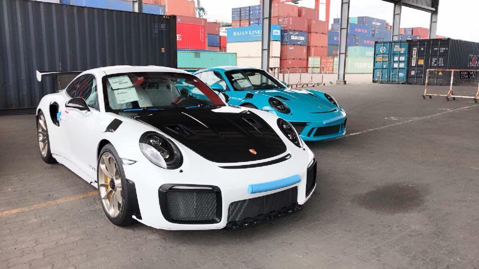 Siêu xe Porsche 911 GT2 RS 2018 và Porsche 911 GT3 RS đời 2019 màu xanh Miami nhập cùng lúc về Việt Nam